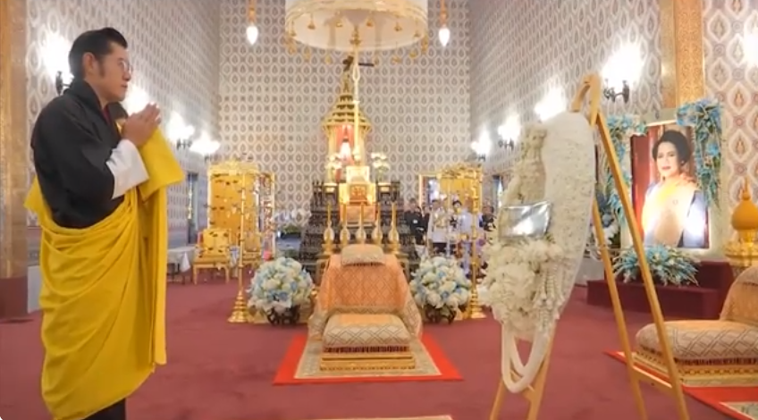 สมเด็จพระราชาธิบดีจิกมี เคเซอร์ นัมเกล วังซุก และสมเด็จพระราชินีเจตซุน เพมา วังชุก แห่งราชอาณาจักรภูฏาน เสด็จพระราชดำเนินไปยังพระที่นั่งดุสิตมหาปราสาท ในพระบรมมหาราชวัง ทรงวางพวงมาลาถวายราชสักการะ ที่หน้าพระโกศ พระบรมศพ สมเด็จพระนางเจ้าสิริกิติ์ พระบรมราชินีนาถ พระบรมราชชนนีพันปีหลวง 