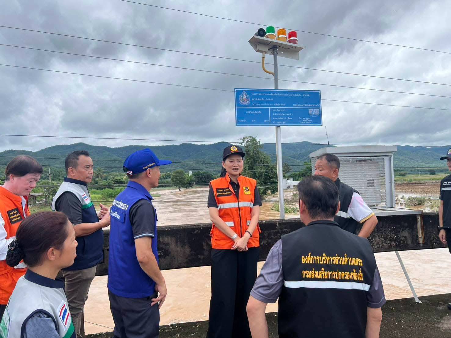 ผู้ว่าฯ ลงพื้นที่ติดตามความคืบหน้าและประชุมสรุปสถานการณ์น้ำ ในอำเภอเชียงม่วน